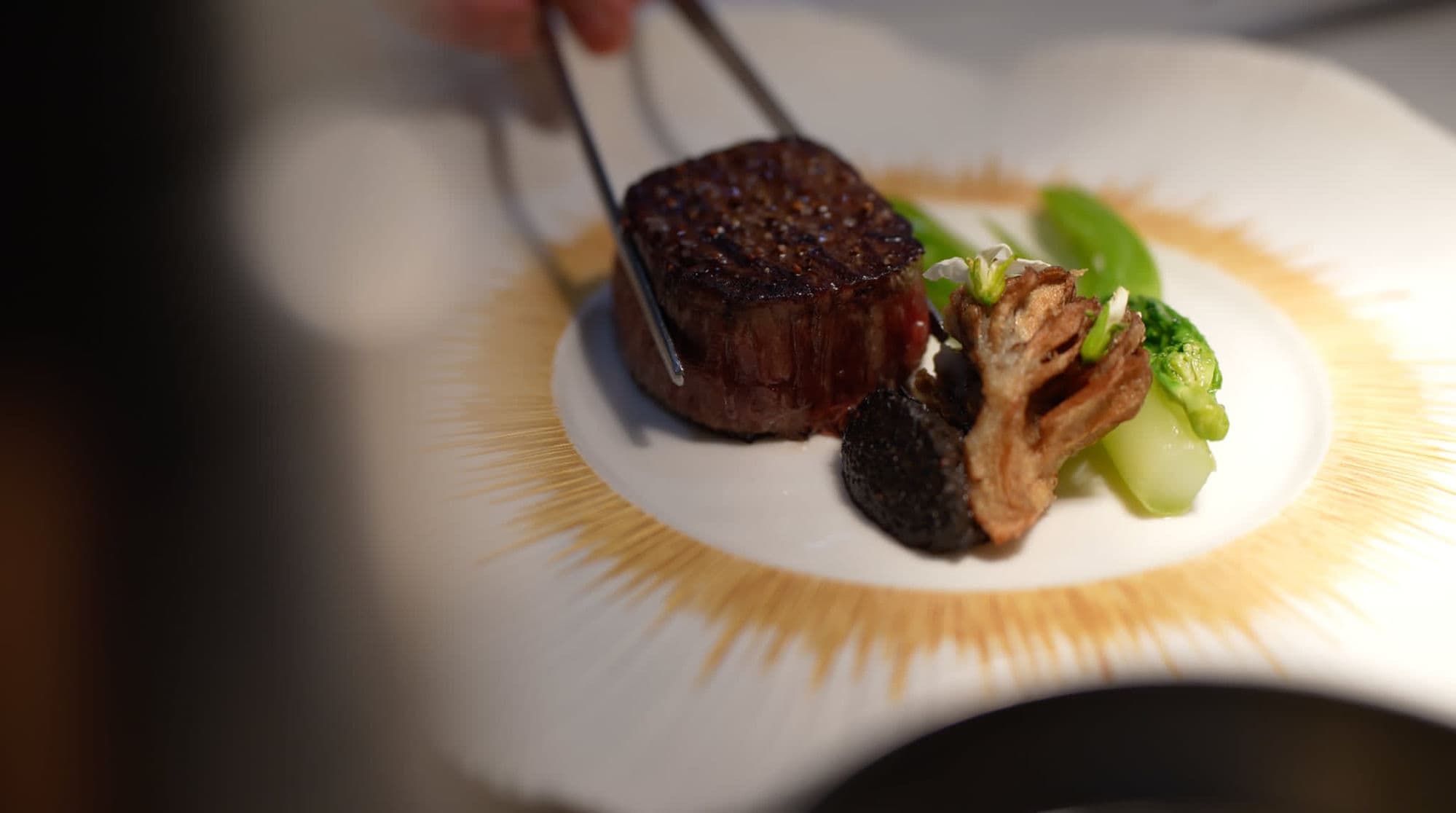Plat signature : médaillon, truffe noire, bok choy